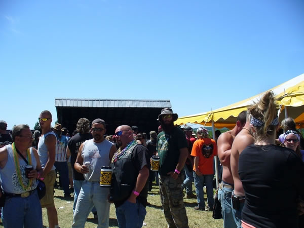 Harley Rendezvous - Crowd Hangin